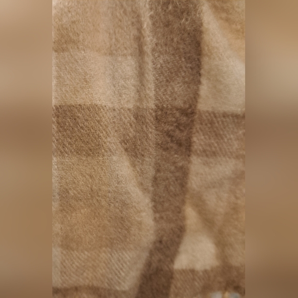 NWT Gobi Cream Plaid Cashmere Neutral Boho Casual Scarf Wrap w/ Fringe - Picture 3 of 8